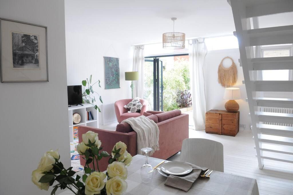 Light Filled Mid- Century 3 Bed Cottage In Dulwich Londra Exterior foto